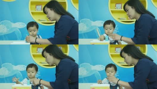 亚洲婴儿和妈妈玩玩具高清在线视频素材下载