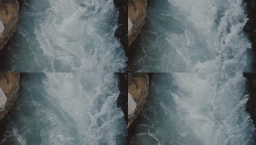 俯瞰汹涌的蓝色水流流过岩石。山川美景高清在线视频素材下载