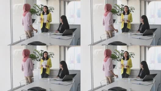三个女商人在办公室开会讨论高清在线视频素材下载