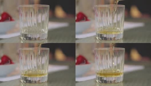 把威士忌倒进桌子上的杯子里高清在线视频素材下载