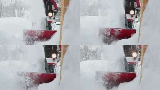 一个老年人在暴风雪后使用吹雪机的4K视频高清在线视频素材下载