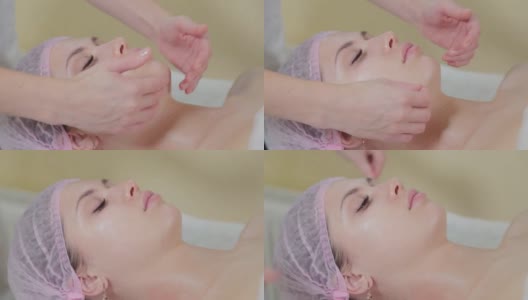专业美容师将液体肥皂擦在妇女脸上高清在线视频素材下载