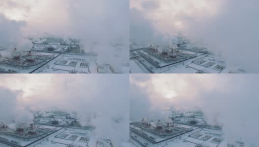 暴风雪天气和降雪。冬季天然气处理厂鸟瞰图。寒冷的早晨在工业区高清在线视频素材下载