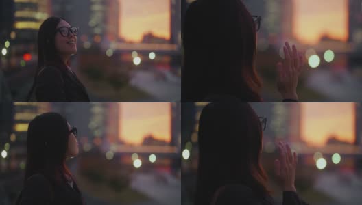 年轻的女商人带着智能眼镜在市中心拍摄日落照片高清在线视频素材下载