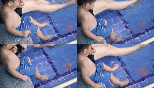 宝宝在游泳池里踢腿。高清在线视频素材下载