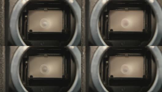 拍摄薄膜相机快门片的慢动作，特写高清在线视频素材下载