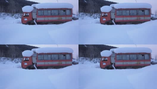 旧的4x4巴士被雪覆盖高清在线视频素材下载