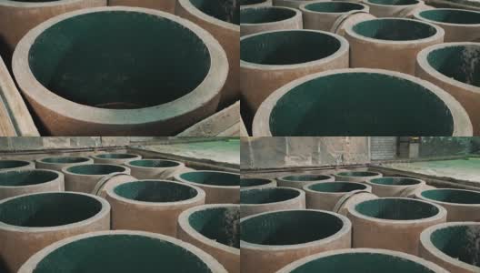 工厂储存库内用绿色塑料制成的新型混凝土污水环高清在线视频素材下载