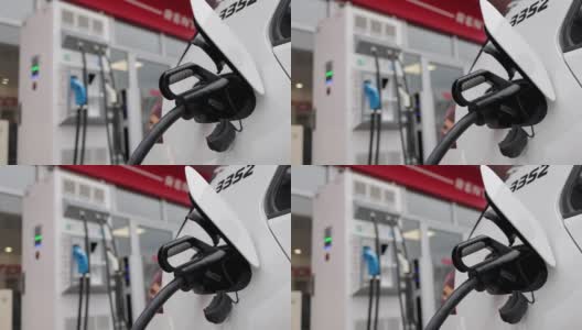 在电动汽车充电站的电动汽车充电器插头的特写高清在线视频素材下载