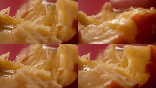熟透多汁的桃子切成两半。大特写镜头高清在线视频素材下载