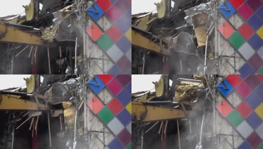 用挖掘机在钢框架上摧毁了电影院建筑高清在线视频素材下载