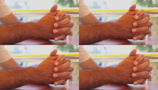 男人双手放在一起，手指固定在桌子上，做出等待和紧张的手势。高清在线视频素材下载