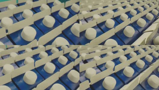 排许多纸包装与牛奶在蓝色孤立的背景。乳制品或果汁生产。近距离拍摄在ARRI ALEXA相机与Laowa镜头在慢动作。特写镜头多莉运动高清在线视频素材下载