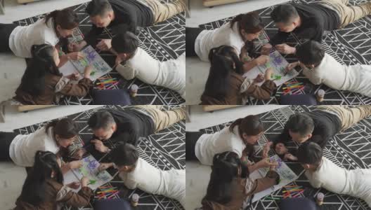 正上方的亚洲华人年轻家庭享受亲情时光，周末在家里的客厅公寓画画高清在线视频素材下载