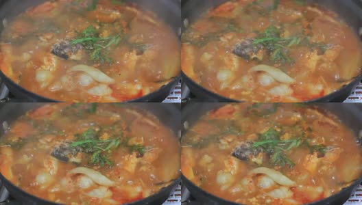 韩式辣鱼炖汤。美味和受欢迎的食物。高清在线视频素材下载