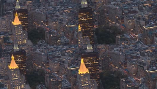 航拍图:黄昏时分，熨烫大厦(Flatiron Building)位于百老汇和第五大道的交叉口高清在线视频素材下载