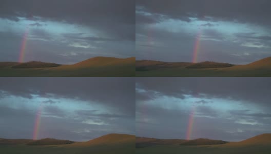 日出时分蒙古草原上的彩虹、蒙古包帐篷和羊群高清在线视频素材下载