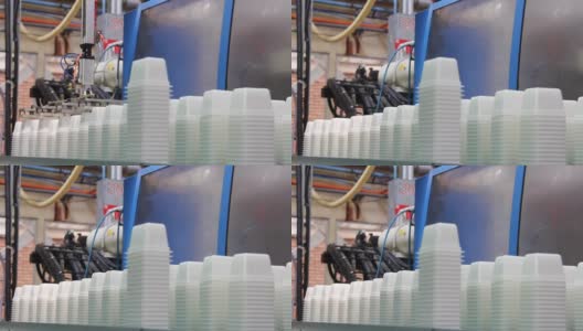 白色塑料容器由自动化机器放置在工厂的传送带上高清在线视频素材下载