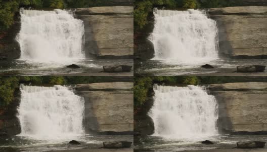 大山瀑布-画面左边，慢动作高清在线视频素材下载