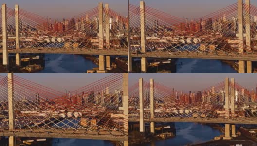 清晨从科修斯科大桥俯瞰曼哈顿中城的天际线。航拍视频与向前摄像机运动。高清在线视频素材下载