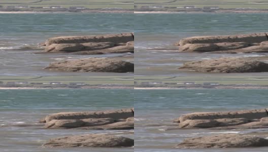 苏格兰海岸线上，海浪拍打着岩石高清在线视频素材下载