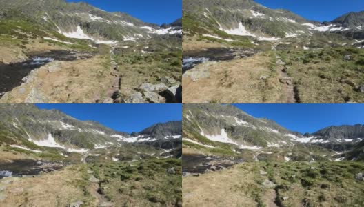 在奥地利阿尔卑斯山脉附近沿着陡峭山坡流过的急流。融雪使急流更凶猛了。山上的早春。郁郁葱葱的山坡上。高清在线视频素材下载