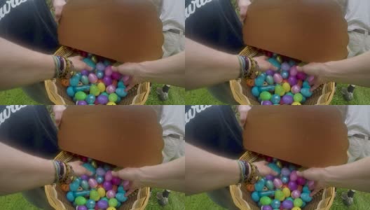 一个女人的手伸进复活节篮子里，抓着鸡蛋高清在线视频素材下载
