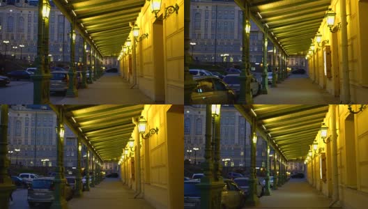 莫斯科大剧院，俄罗斯。晚上沿着有柱子的过道走高清在线视频素材下载