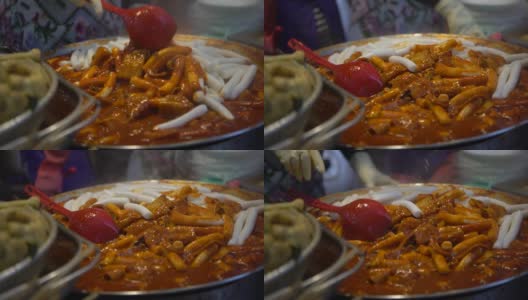 4K广受欢迎的韩国食物Tteok-bokki。韩国釜山，年糕高清在线视频素材下载