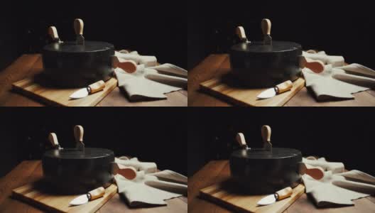 中等硬度的帕尔马干酪头放在木板上，配上帕尔马干酪刀。幻灯片拍摄高清在线视频素材下载
