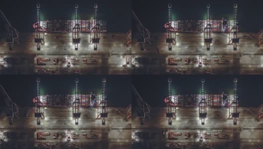 繁忙的工业港口，集装箱船在夜间鸟瞰图高清在线视频素材下载