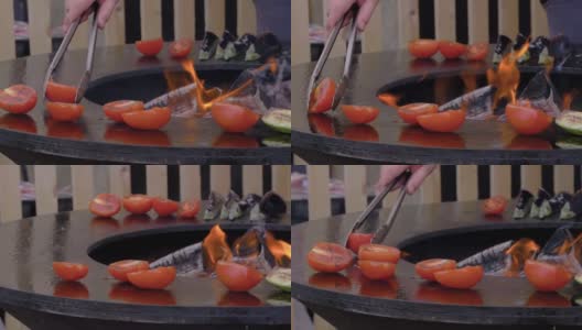 慢镜头:厨师在火盆上用火苗烤香肠和西葫芦高清在线视频素材下载
