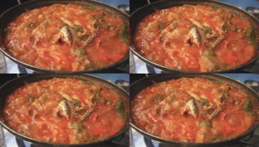 辣凤尾鱼汤是韩国的传统食物。凤尾鱼在韩国釜山机张郡最出名，所以可以尝试用凤尾鱼制作的各种韩国传统食品。高清在线视频素材下载