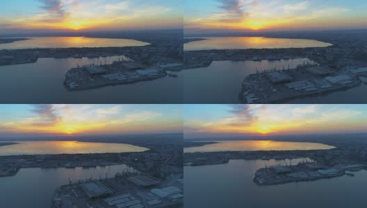 日落时分无人机飞向海港的超宽惊人鸟瞰图高清在线视频素材下载