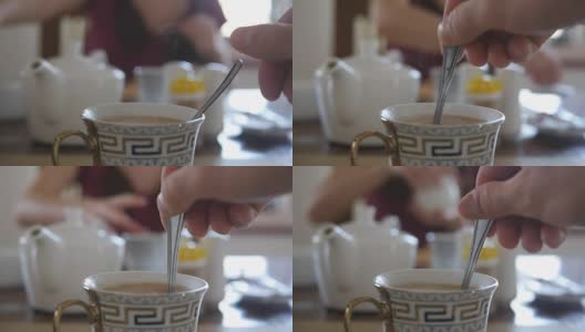 女性用手搅拌糖或牛奶在一杯热咖啡或茶中。慢动作高清在线视频素材下载
