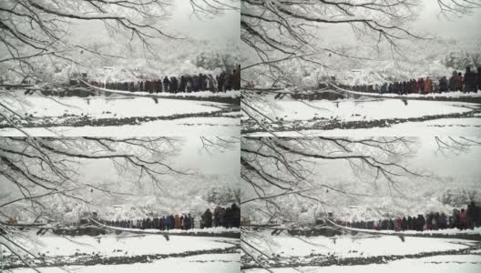 从白川村的另一边看:冬天游客来了高清在线视频素材下载