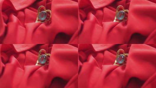 红色缎子上的心形钻石戒指高清在线视频素材下载