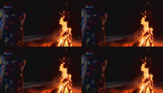 一个萨满坐在火边的剪影。高清在线视频素材下载