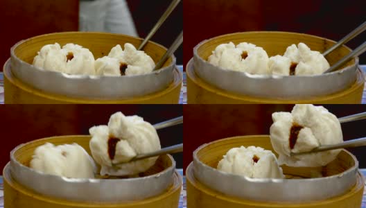 用筷子夹起竹蒸笼里的粤式点心饺子高清在线视频素材下载