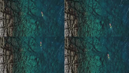 浮潜在清澈的绿松石海高清在线视频素材下载