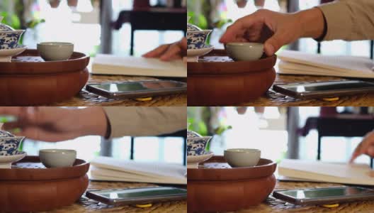 一个男人煮中国茶和读书高清在线视频素材下载