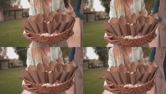 年轻女子捧着花篮的婚礼庆祝的特写高清在线视频素材下载
