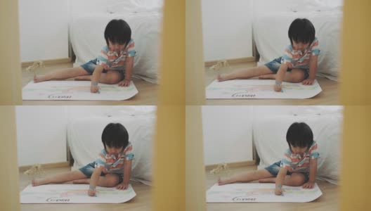 男孩正在用蜡笔画恐龙高清在线视频素材下载