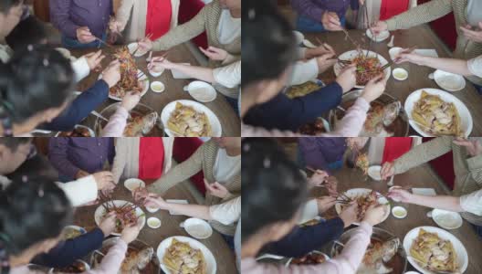亚洲华人家庭用传统食物庆祝中国新年前夕，楼继伟在团圆饭上唱歌高清在线视频素材下载