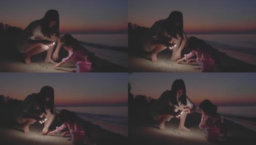 两个亚洲孩子在沙滩上玩沙子，美丽的夕阳高清在线视频素材下载