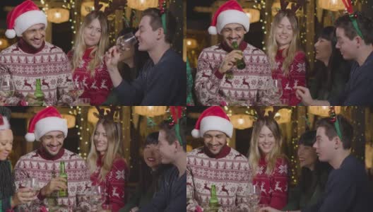 一群朋友在圣诞庆祝期间在酒吧社交的滑动镜头高清在线视频素材下载