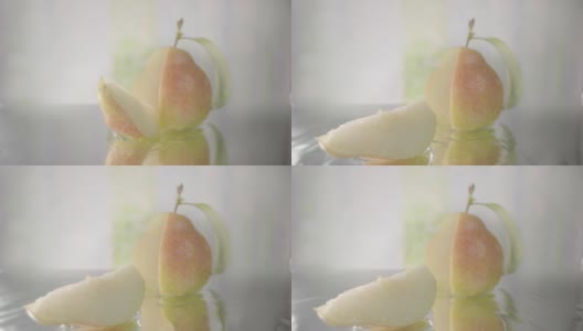 梨在水中切成薄片。慢动作镜头高清在线视频素材下载