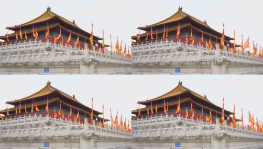 北京紫禁城的大寺庙里飘扬着许多旗子。高清在线视频素材下载