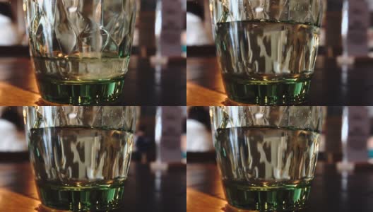 Green Tinted Glasses Mutli Facet Adding Water Reflection Pub Vibe高清在线视频素材下载
