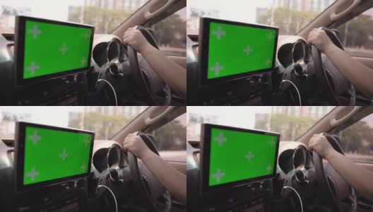 女人驾驶着绿色屏幕的仪表盘收音机触摸屏娱乐单元的现代汽车高清在线视频素材下载